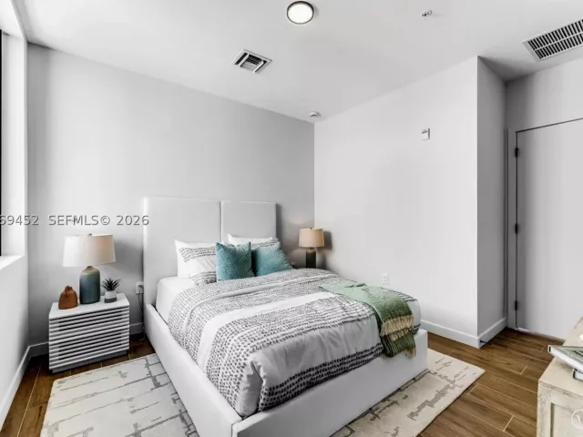 Продажа дома по адресу 525 NE 61st St - фото 9263339