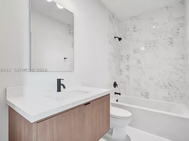 Продажа дома по адресу 525 NE 61st St - фото 9263341