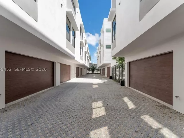 Продажа дома по адресу 525 NE 61st St - фото 9263342