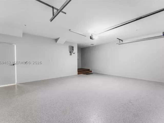 Продажа дома по адресу 525 NE 61st St - фото 9263343
