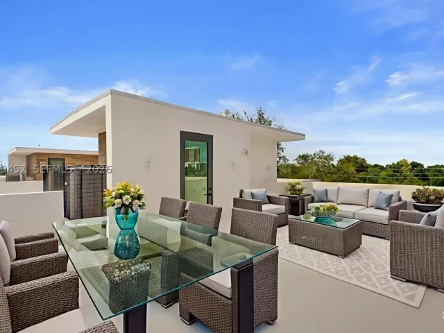 Продажа дома по адресу 525 NE 61st St - фото 9263344
