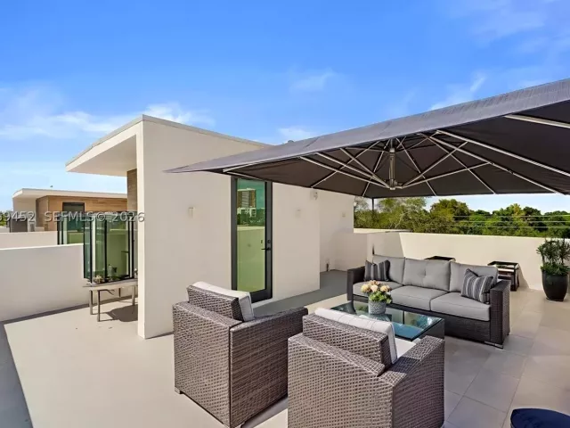 Продажа дома по адресу 525 NE 61st St - фото 9263345