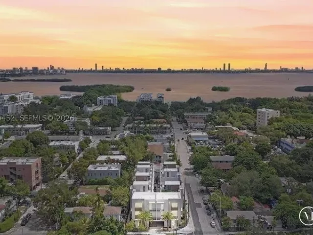Продажа дома по адресу 525 NE 61st St - фото 9263328