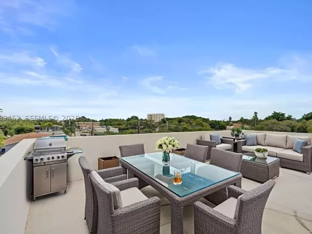 Продажа дома по адресу 525 NE 61st St - фото 9263346