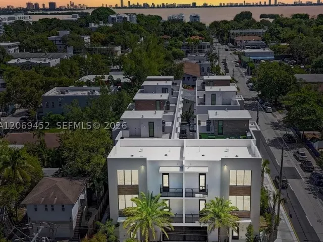 Продажа дома по адресу 525 NE 61st St - фото 9263347