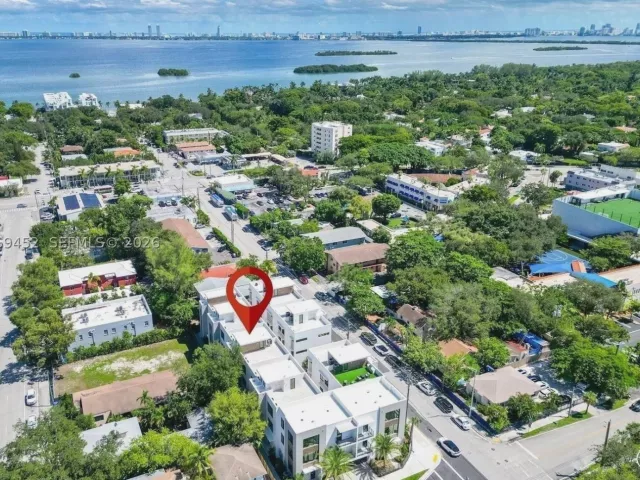 Продажа дома по адресу 525 NE 61st St - фото 9263349