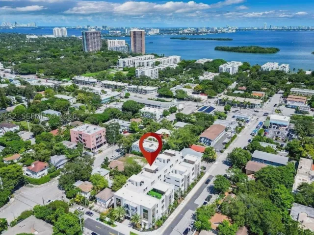 Продажа дома по адресу 525 NE 61st St - фото 9263350