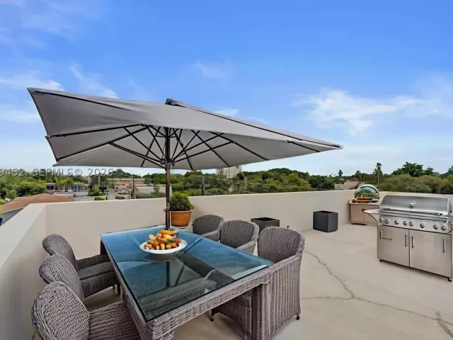 Продажа дома по адресу 525 NE 61st St - фото 9263351