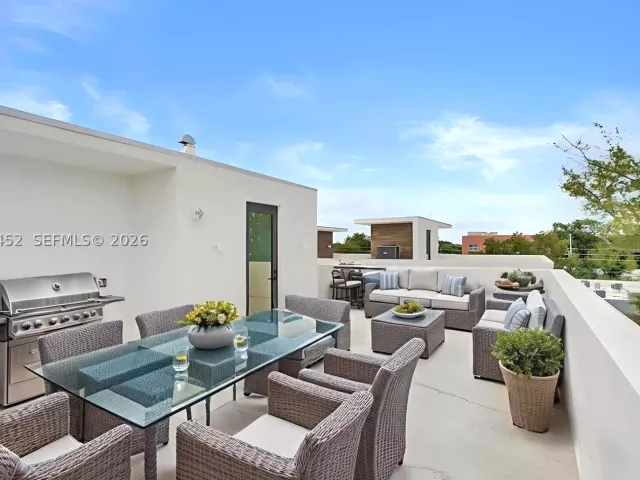 Продажа дома по адресу 525 NE 61st St - фото 9263352