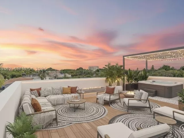 Продажа дома по адресу 525 NE 61st St - фото 9263329