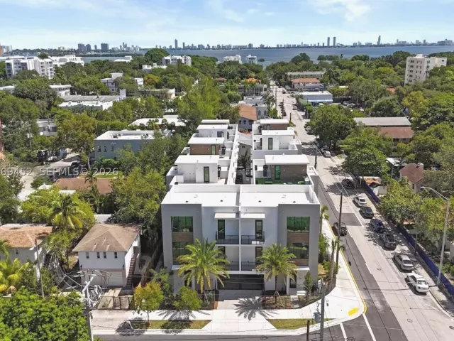 Продажа дома по адресу 525 NE 61st St - фото 9263358