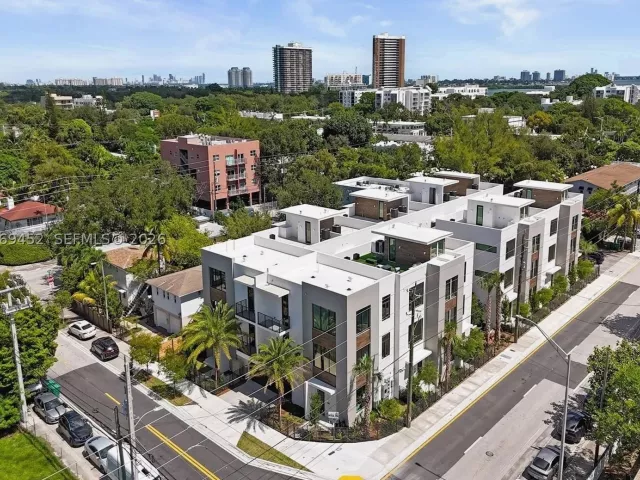 Продажа дома по адресу 525 NE 61st St - фото 9263359