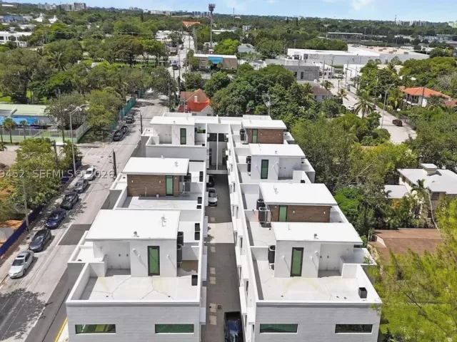 Продажа дома по адресу 525 NE 61st St - фото 9263360
