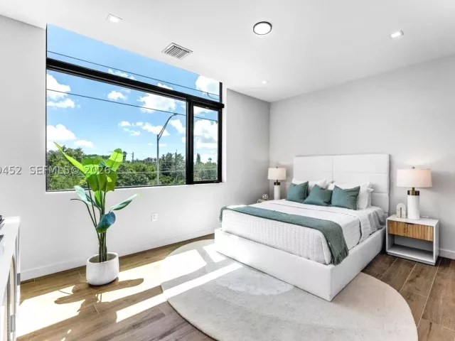 Продажа дома по адресу 525 NE 61st St - фото 9263330