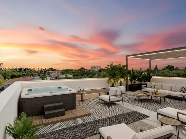Продажа дома по адресу 525 NE 61st St - фото 9263331