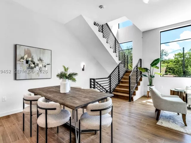 Продажа дома по адресу 525 NE 61st St - фото 9263332