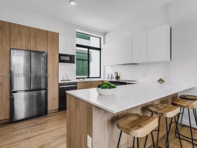 Продажа дома по адресу 525 NE 61st St - фото 9263333