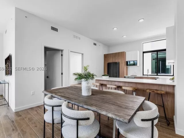 Продажа дома по адресу 525 NE 61st St - фото 9263334