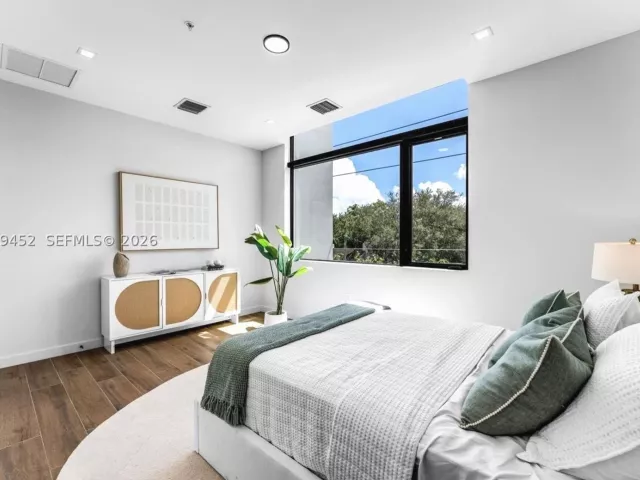 Продажа дома по адресу 525 NE 61st St - фото 9263335