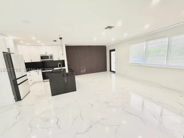 Продажа дома по адресу 8600 Taft St - фото 9271815