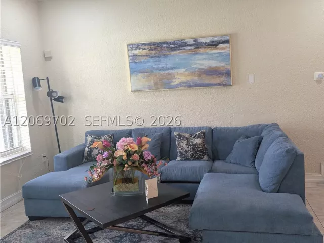 Продажа дома по адресу 560 NW 184th Ter - фото 9266791