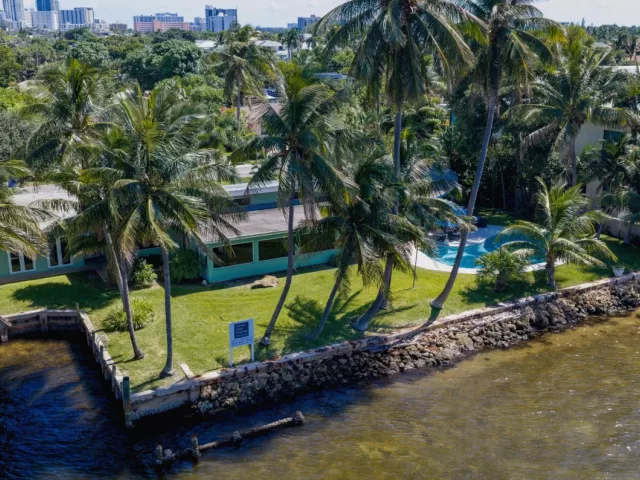 Продажа дома по адресу 2605 N RIVERSIDE Drive - фото 9267701