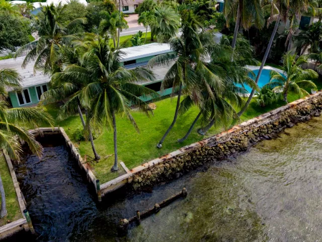 Продажа дома по адресу 2605 N RIVERSIDE Drive - фото 9267703
