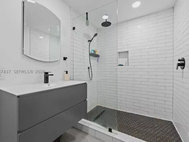 Продажа дома по адресу 544 SW 13th Ave - фото 9269694
