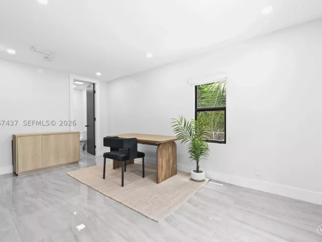 Продажа дома по адресу 544 SW 13th Ave - фото 9269696