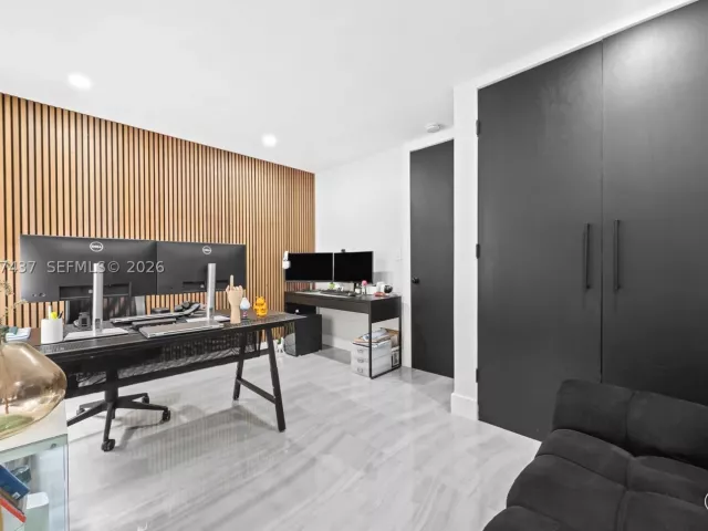 Продажа дома по адресу 544 SW 13th Ave - фото 9269697