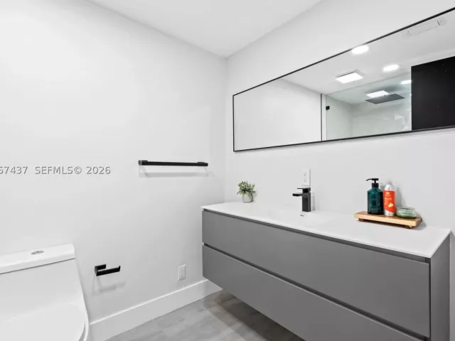 Продажа дома по адресу 544 SW 13th Ave - фото 9269699