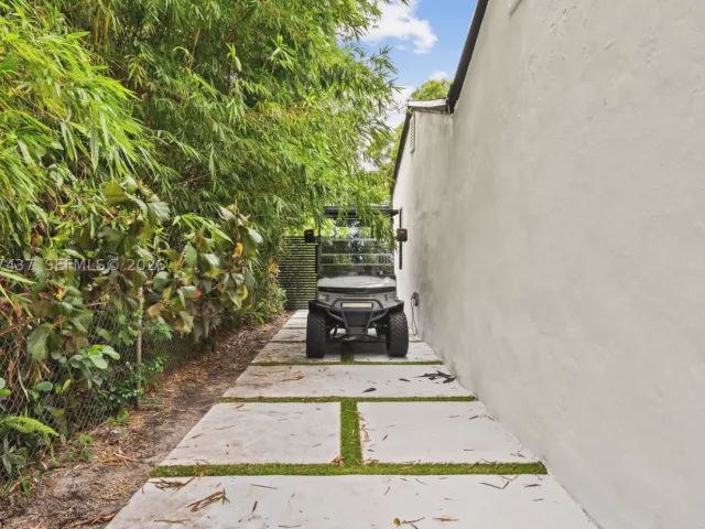 Продажа дома по адресу 544 SW 13th Ave - фото 9269701