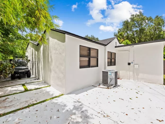Продажа дома по адресу 544 SW 13th Ave - фото 9269702