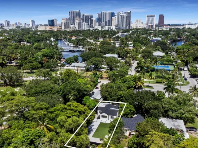 Продажа дома по адресу 544 SW 13th Ave - фото 9269705