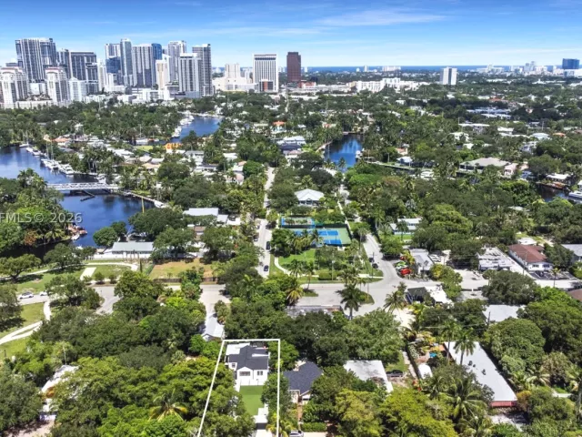 Продажа дома по адресу 544 SW 13th Ave - фото 9269706