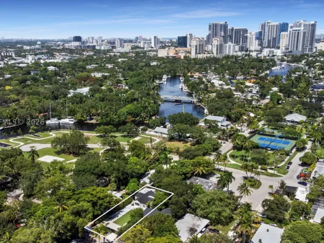Продажа дома по адресу 544 SW 13th Ave - фото 9269683