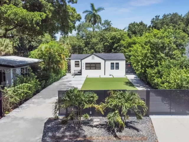 Продажа дома по адресу 544 SW 13th Ave - фото 9269684