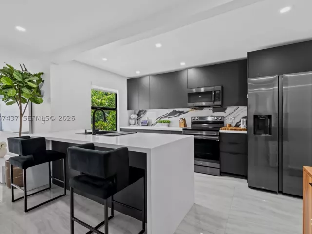 Продажа дома по адресу 544 SW 13th Ave - фото 9269685