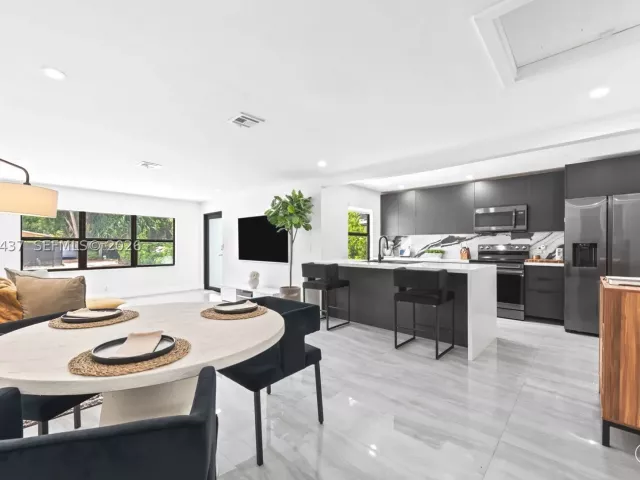 Продажа дома по адресу 544 SW 13th Ave - фото 9269686