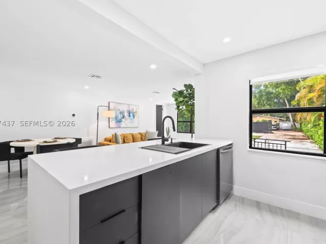 Продажа дома по адресу 544 SW 13th Ave - фото 9269688