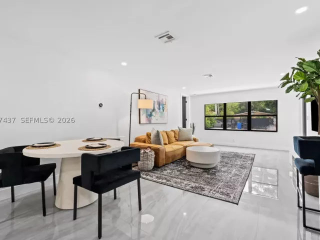 Продажа дома по адресу 544 SW 13th Ave - фото 9269689