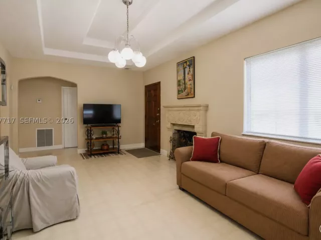 Продажа дома по адресу 2347 SW 2nd St - фото 9271865