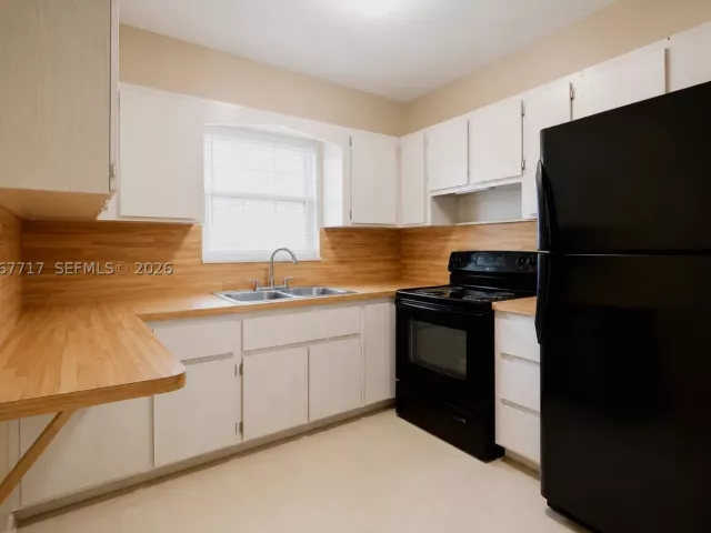 Продажа дома по адресу 2347 SW 2nd St - фото 9271867