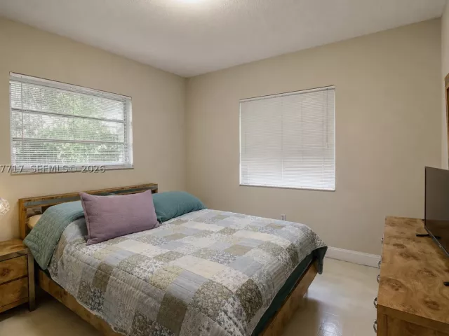 Продажа дома по адресу 2347 SW 2nd St - фото 9271868