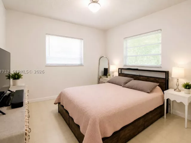 Продажа дома по адресу 2347 SW 2nd St - фото 9271870