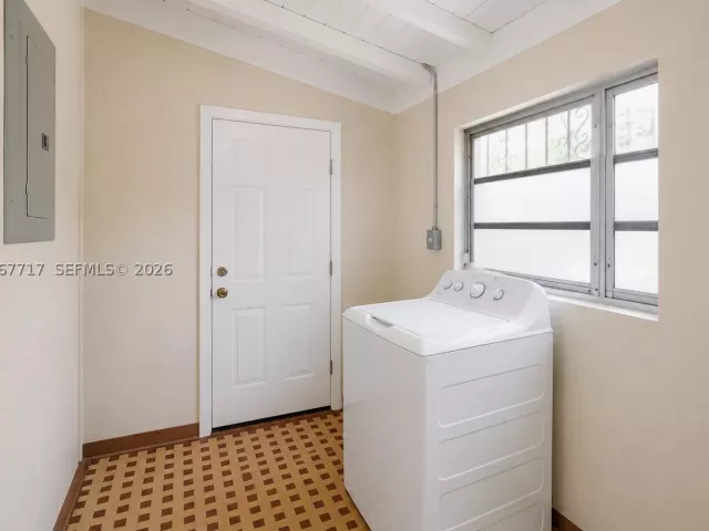 Продажа дома по адресу 2347 SW 2nd St - фото 9271871