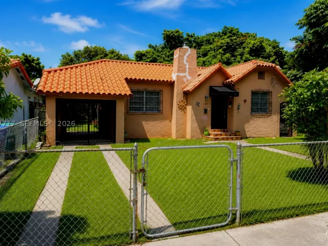 Продажа дома по адресу 2347 SW 2nd St - фото 9271854