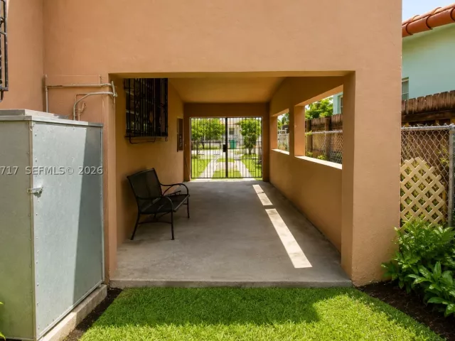 Продажа дома по адресу 2347 SW 2nd St - фото 9271872