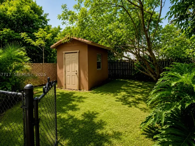 Продажа дома по адресу 2347 SW 2nd St - фото 9271876