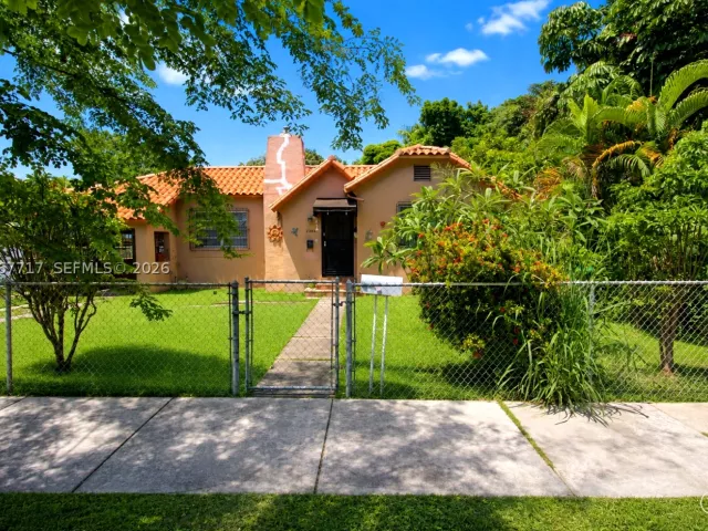 Продажа дома по адресу 2347 SW 2nd St - фото 9271855